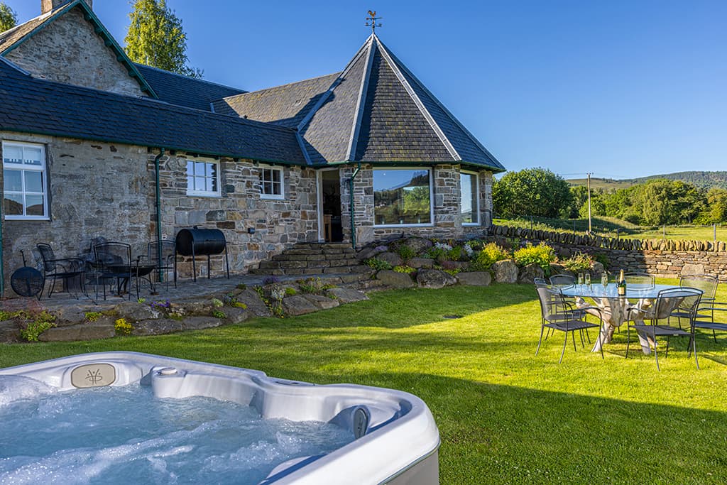 Hot tub and country house
