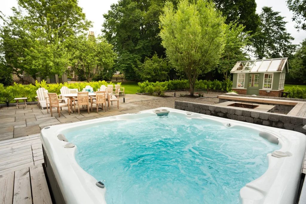 Luxurious hot tub
